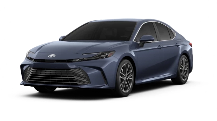 تويوتا كامري ستاندر 2026 من المظهر الخارجي باللون الأزرق