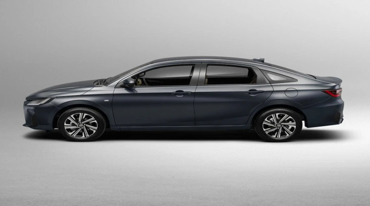 تويوتا كورولا 2024 سيدان باللون الكحلي من الجانب