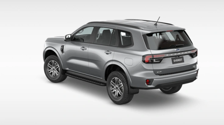 فورد إيفرست XLT 2025 من الخلف بزاوية جانبية