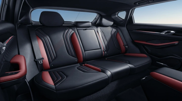 مقاعد خلفية لسيارة جيلي كولراي GLS 2025 باللونين الأسود والأحمر
