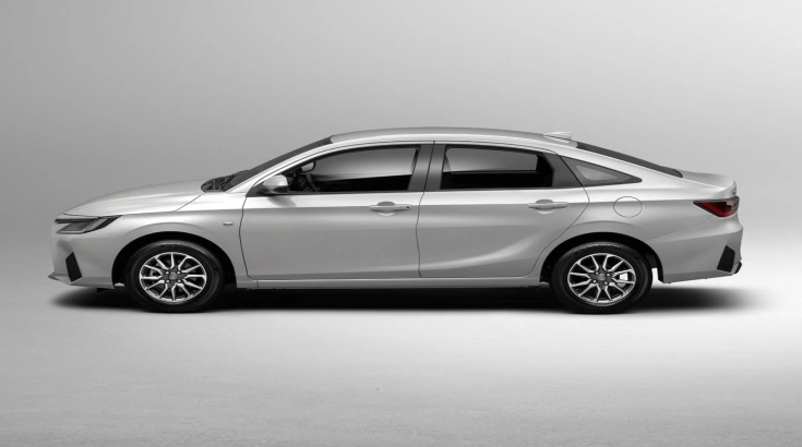 تويوتا يارس Y 2026 من الجانب باللون الفضي