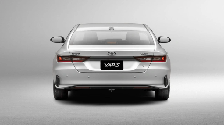 خلفية تويوتا يارس Y 2026 باللون الفضي بتصميم عصري
