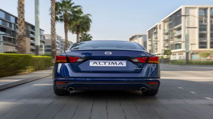 خلفية نيسان التيما 2026 SV الجديدة أثناء القيادة