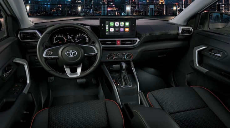 مقصورة مريحة مزودة بشاشة حديثة وتقنيات تعزز تجربة القيادة.