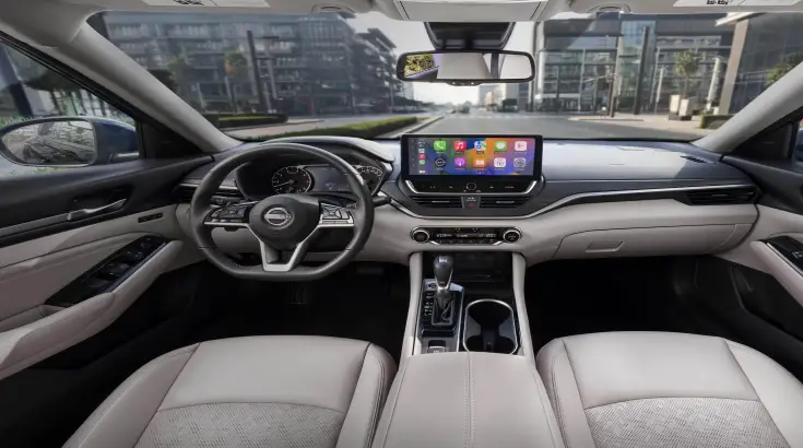 مقصورة نيسان التيما 2026 SV مع شاشة وسطية حديثة