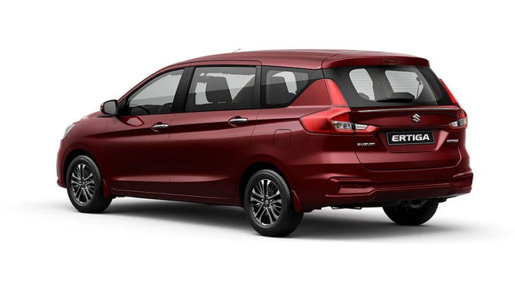 سوزوكي ارتيجا GLS 2025 من الجانب والخلف بلون أحمر