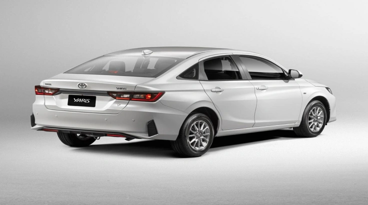 تويوتا يارس Y 2026 من الخلف والجانب بلون فضي