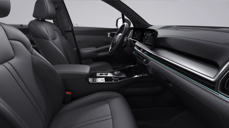 صورة للداخل تُظهر المقود والطبلوه وشاشة المعلومات